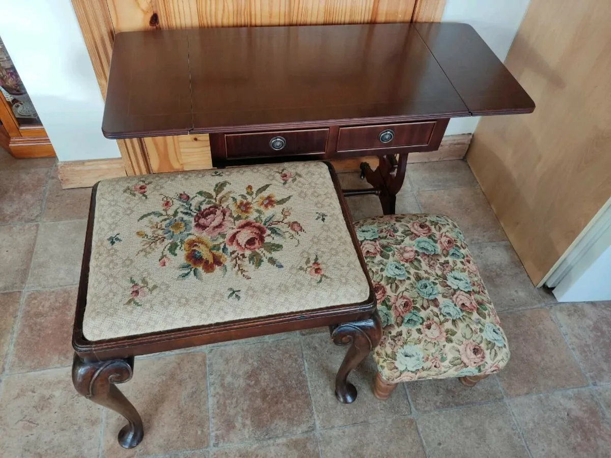 Vintage drop leaves table, 2 stools - Image 1