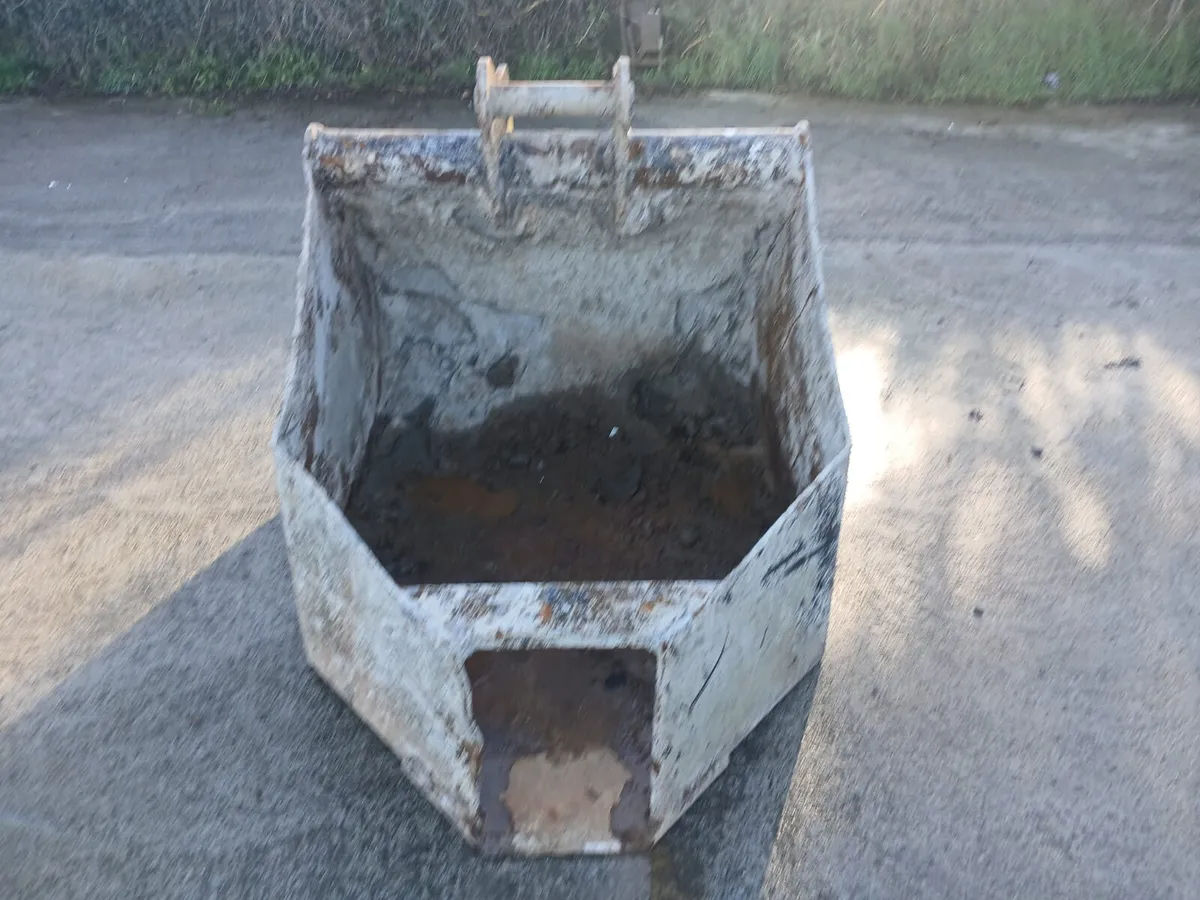 Strickland concrete bucket on 65mm pins - Image 3