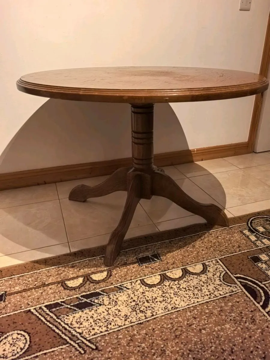 Round table - Image 1