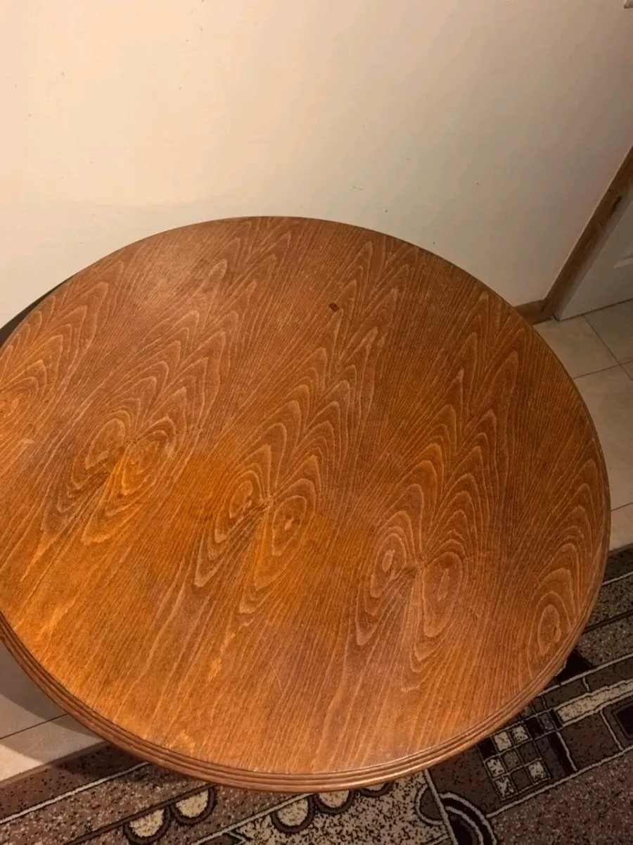Round table - Image 2