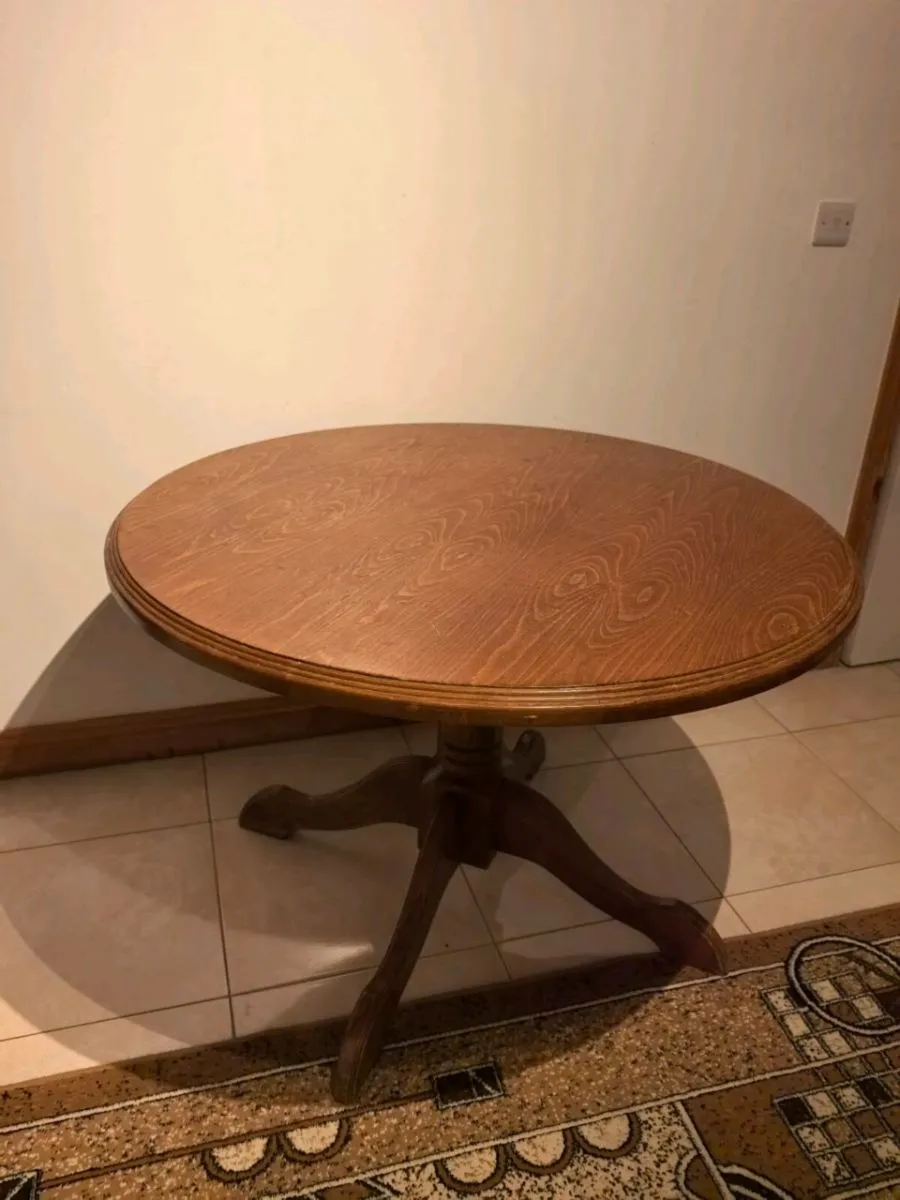 Round table - Image 3