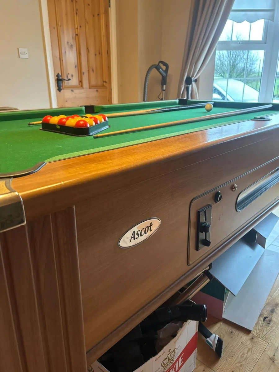 Pool table - Image 1