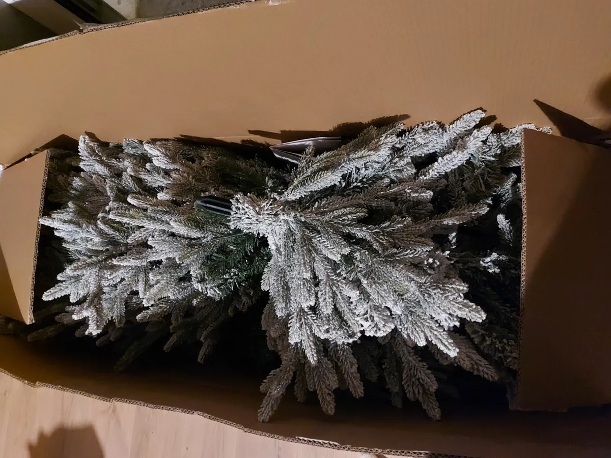 8ft ARTIFICIAL CHRISTMAS TREE - Image 4