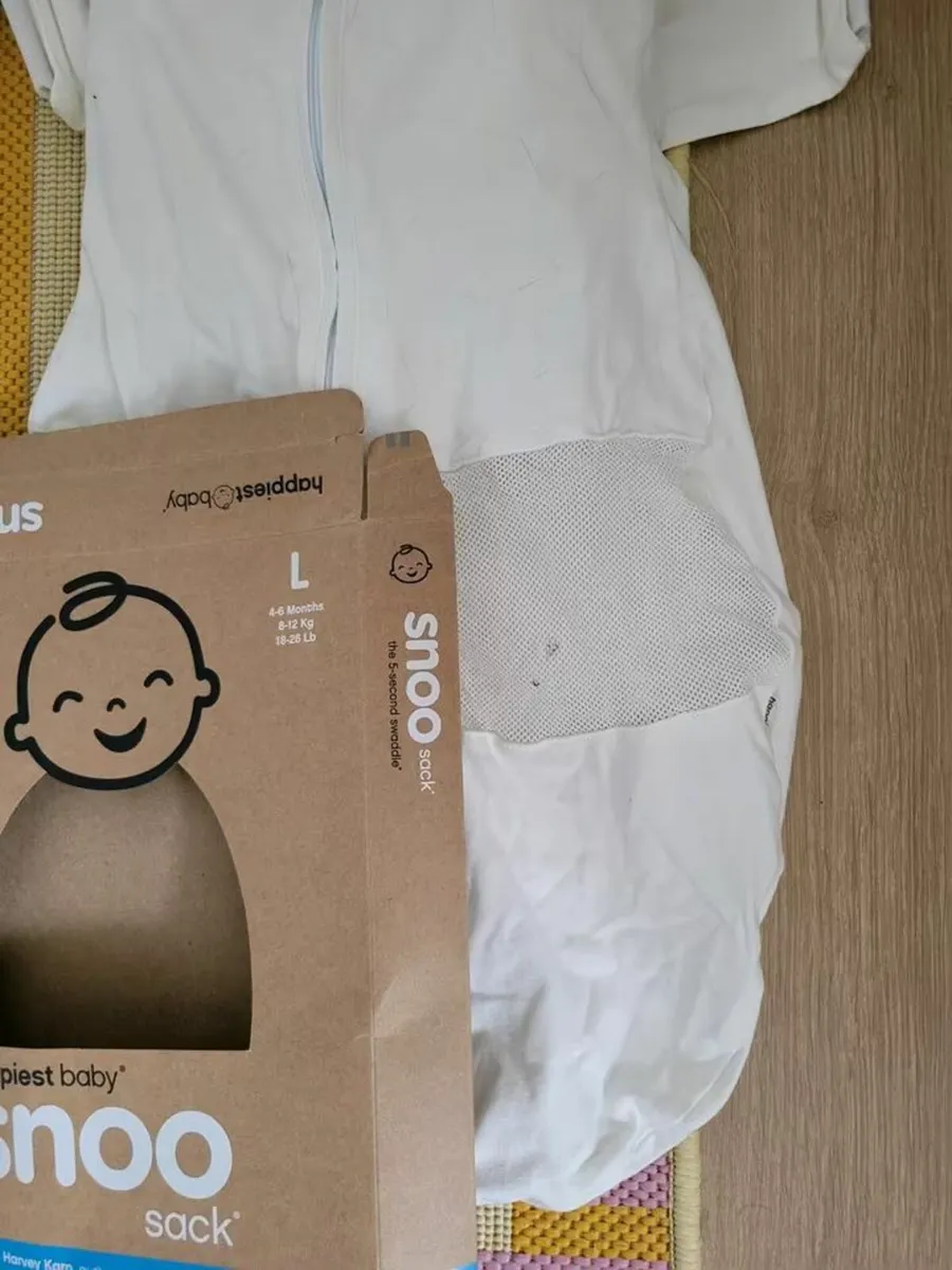 Snoo Happiest Baby Cot Smart Sleep with new socks - Image 3