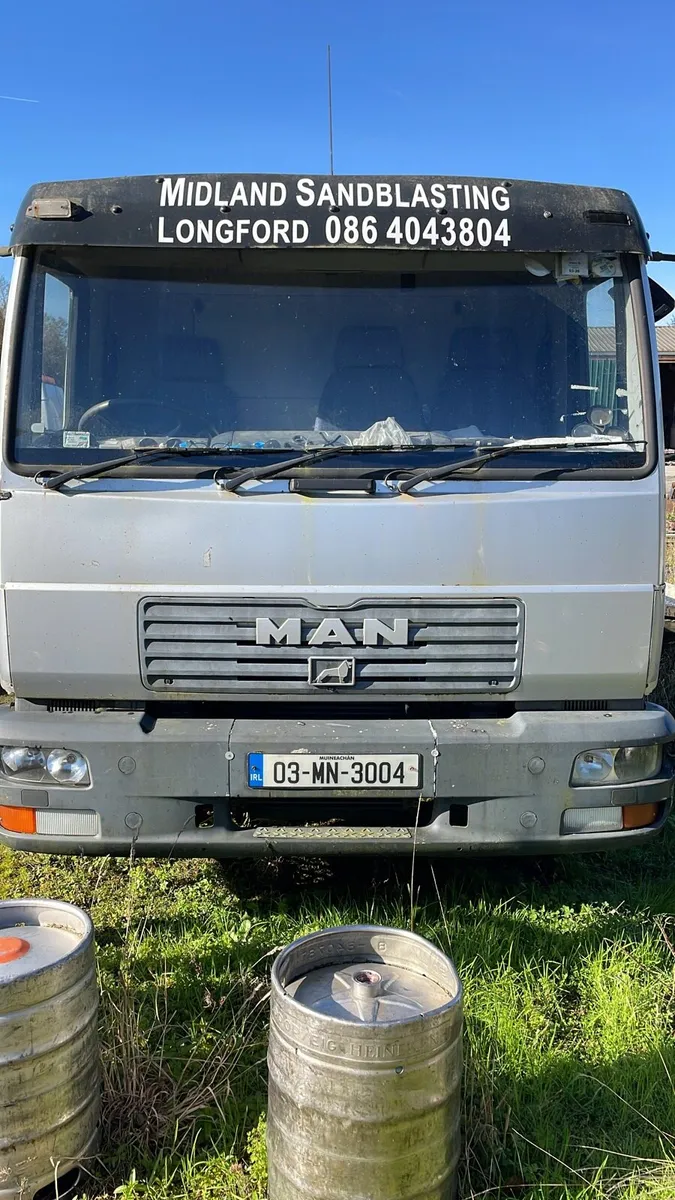 Man beaver tail truck - Image 1