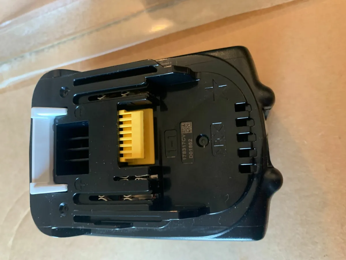 Makita Lithium Ion 18V Batteries - Image 3