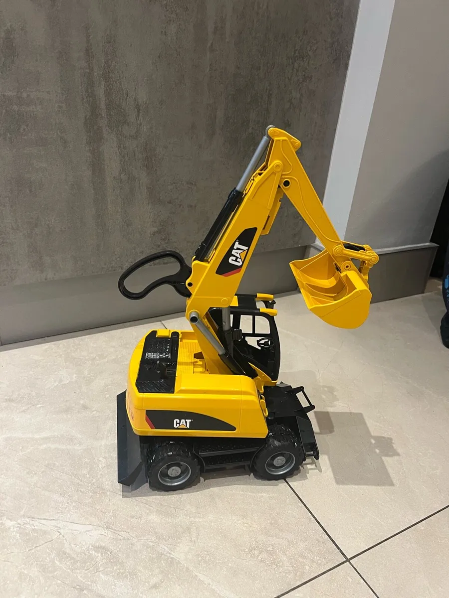 BARGAIN Bruder CAT Excavator - Image 1