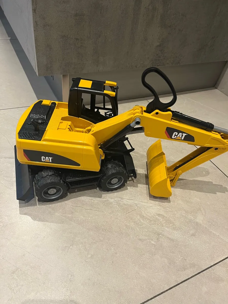 BARGAIN Bruder CAT Excavator - Image 2