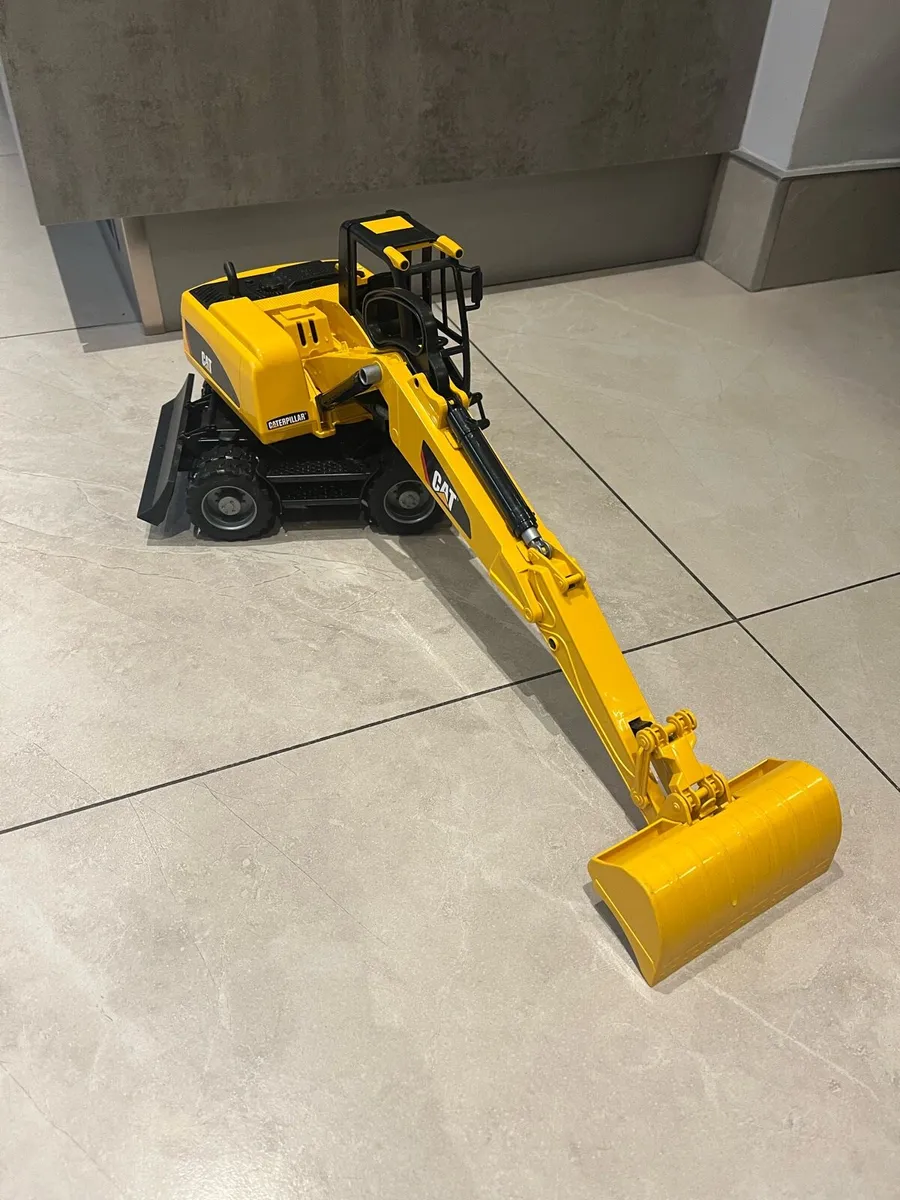BARGAIN Bruder CAT Excavator - Image 4