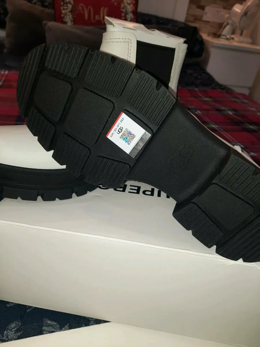 UGG Ashton Chelsea Boots - Image 4