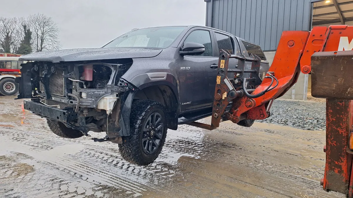 2024 Toyota Hilux Invincible X For Dismantling - Image 4