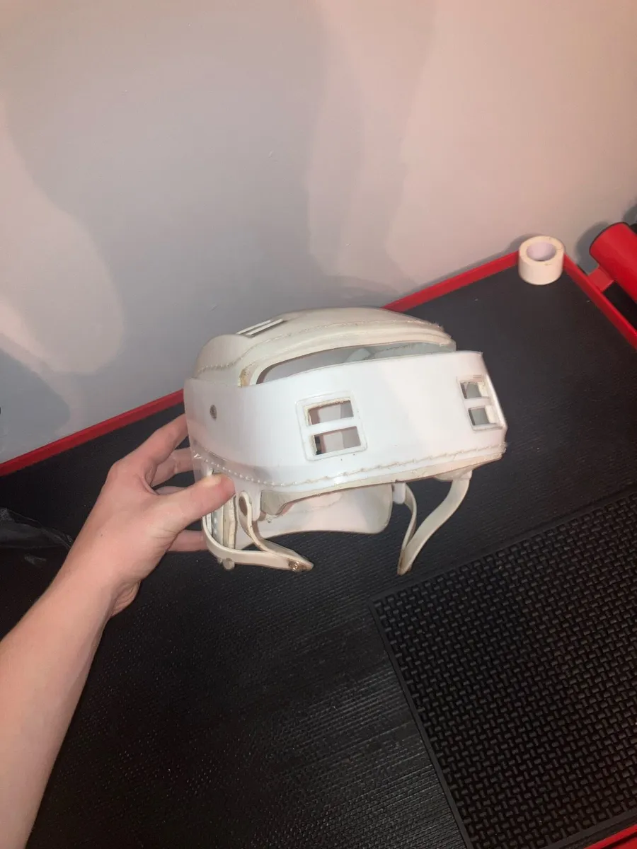 Hurling helmet - Image 1