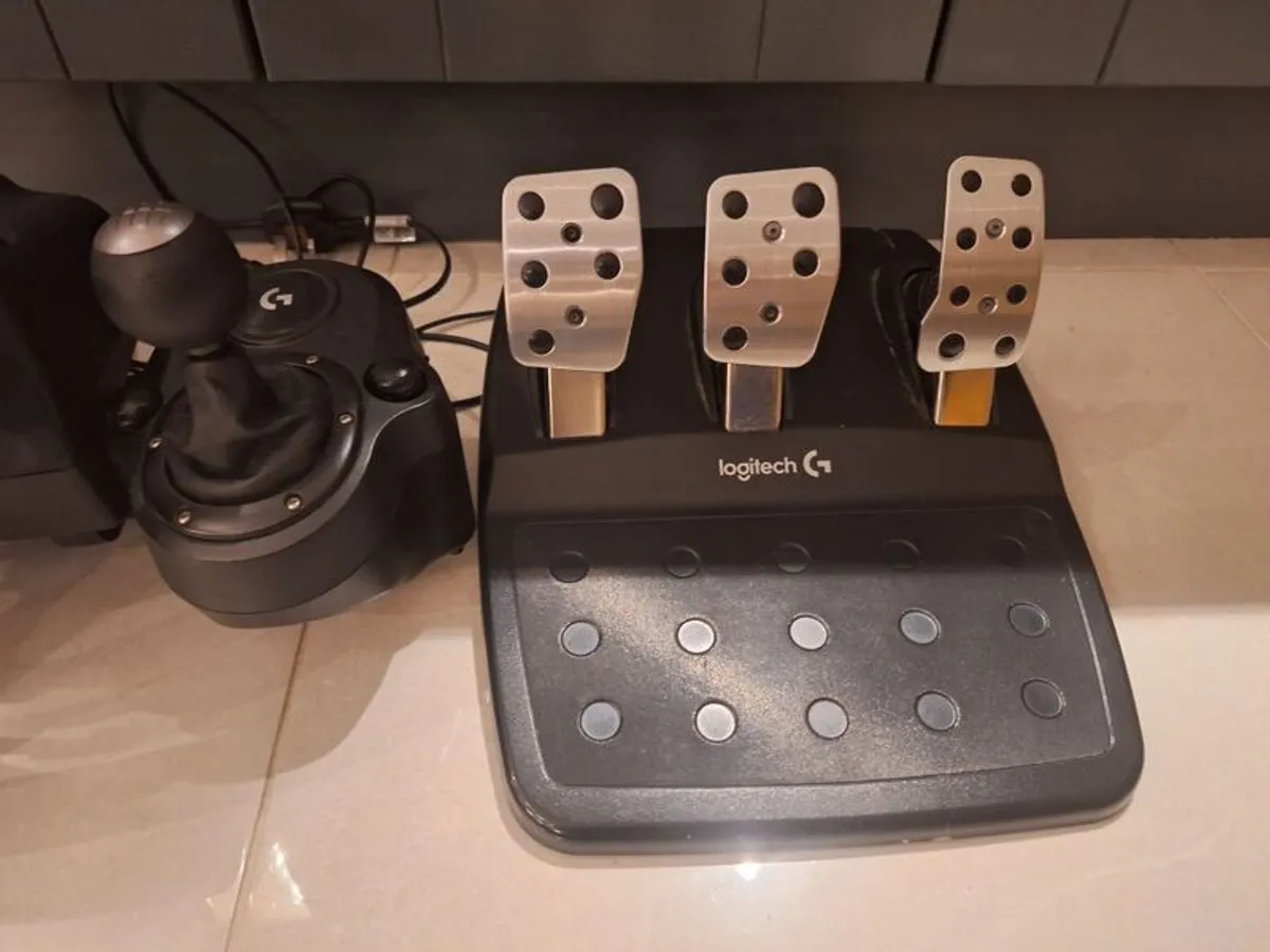 Logitech G920 Racing  wheel with Pedals and Shifter - Image 3