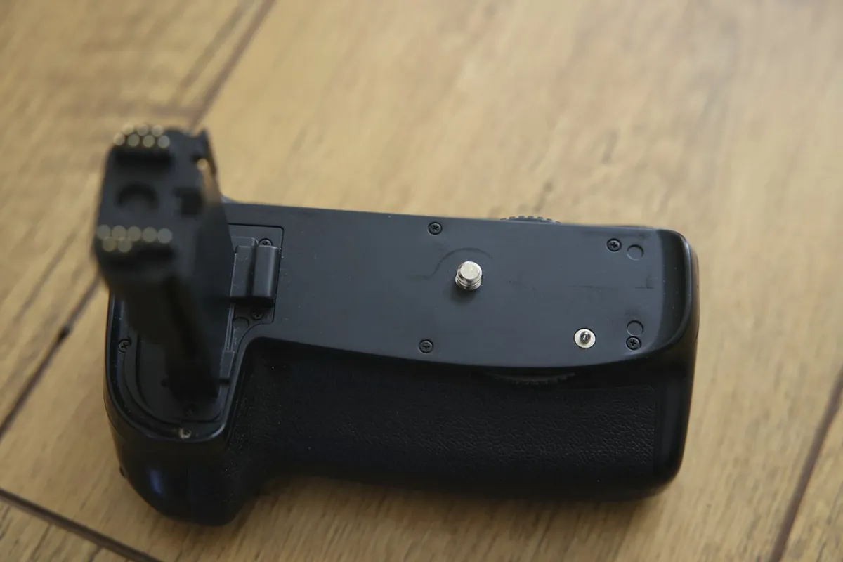 Meike Grip for Canon 70D Camera - Image 2