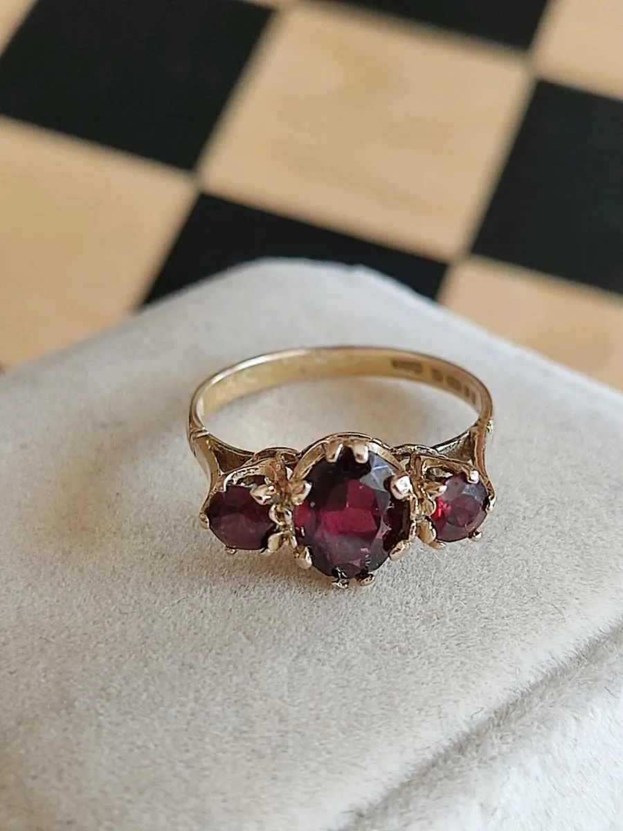 Vintage 9 CT Gold Garnet ring from 1958 - Image 1
