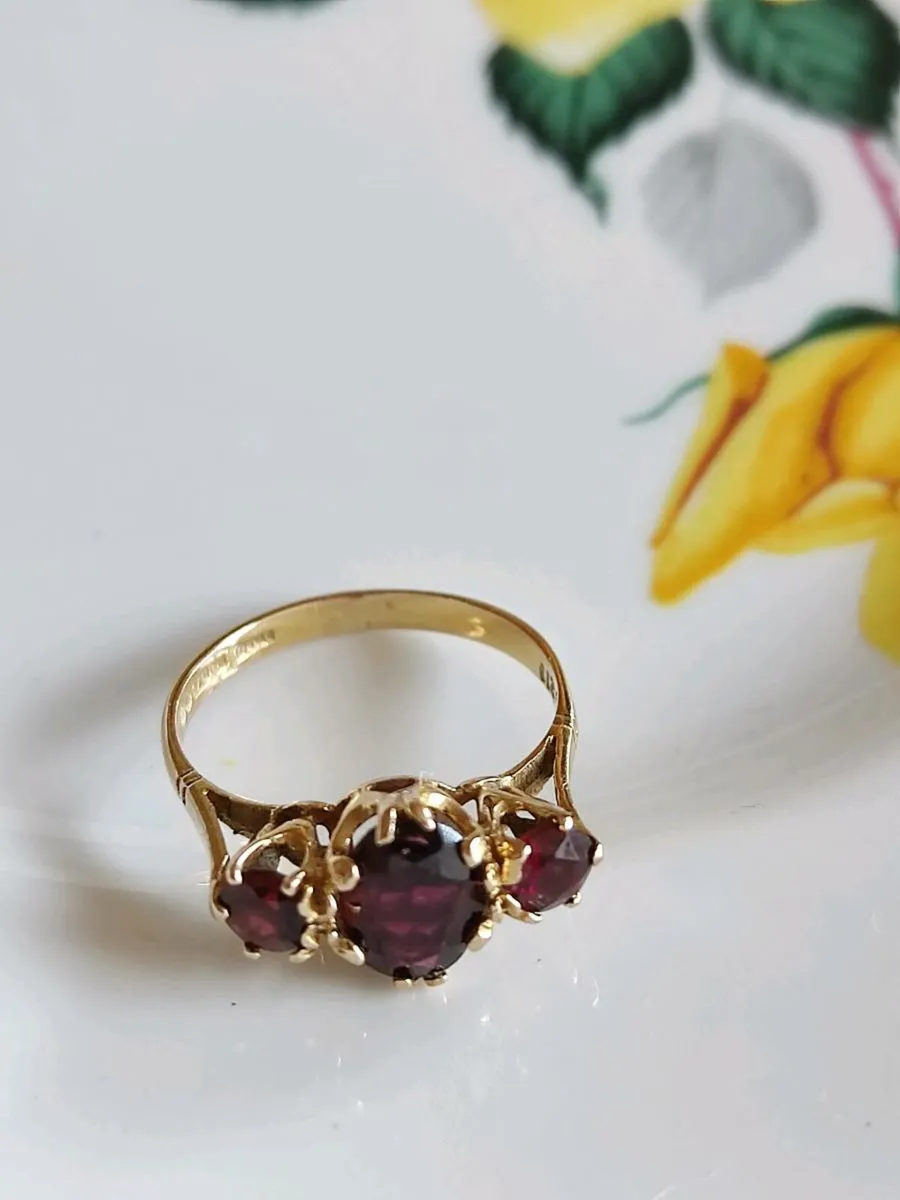 Vintage 9 CT Gold Garnet ring from 1958 - Image 2