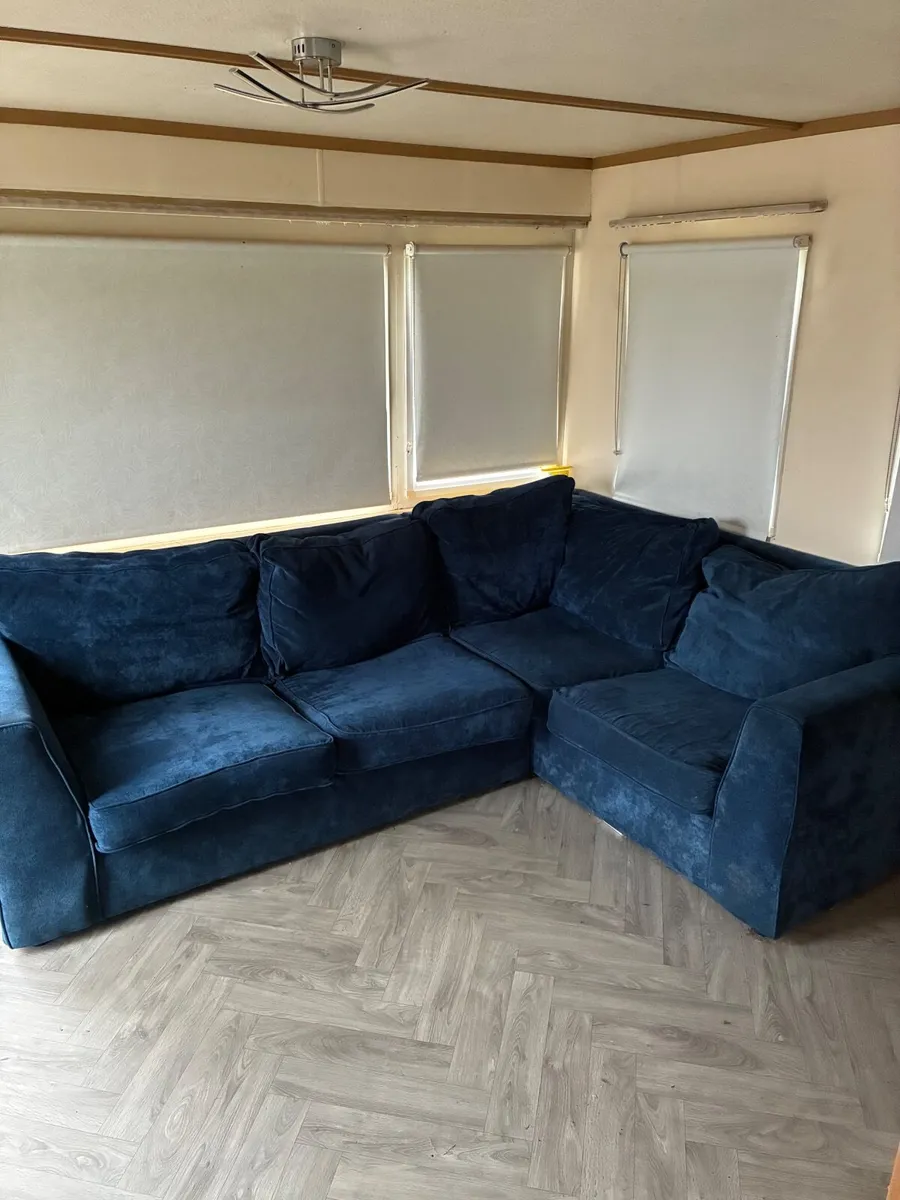 Sectional couch - Image 1