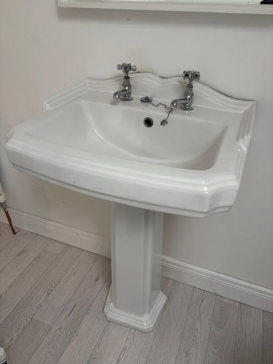 English Balmoral Bathroom suite - Image 1