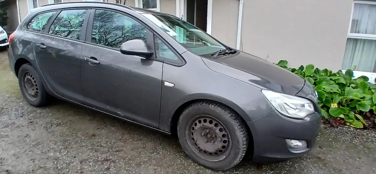 Opel Astra 2011 - Image 1