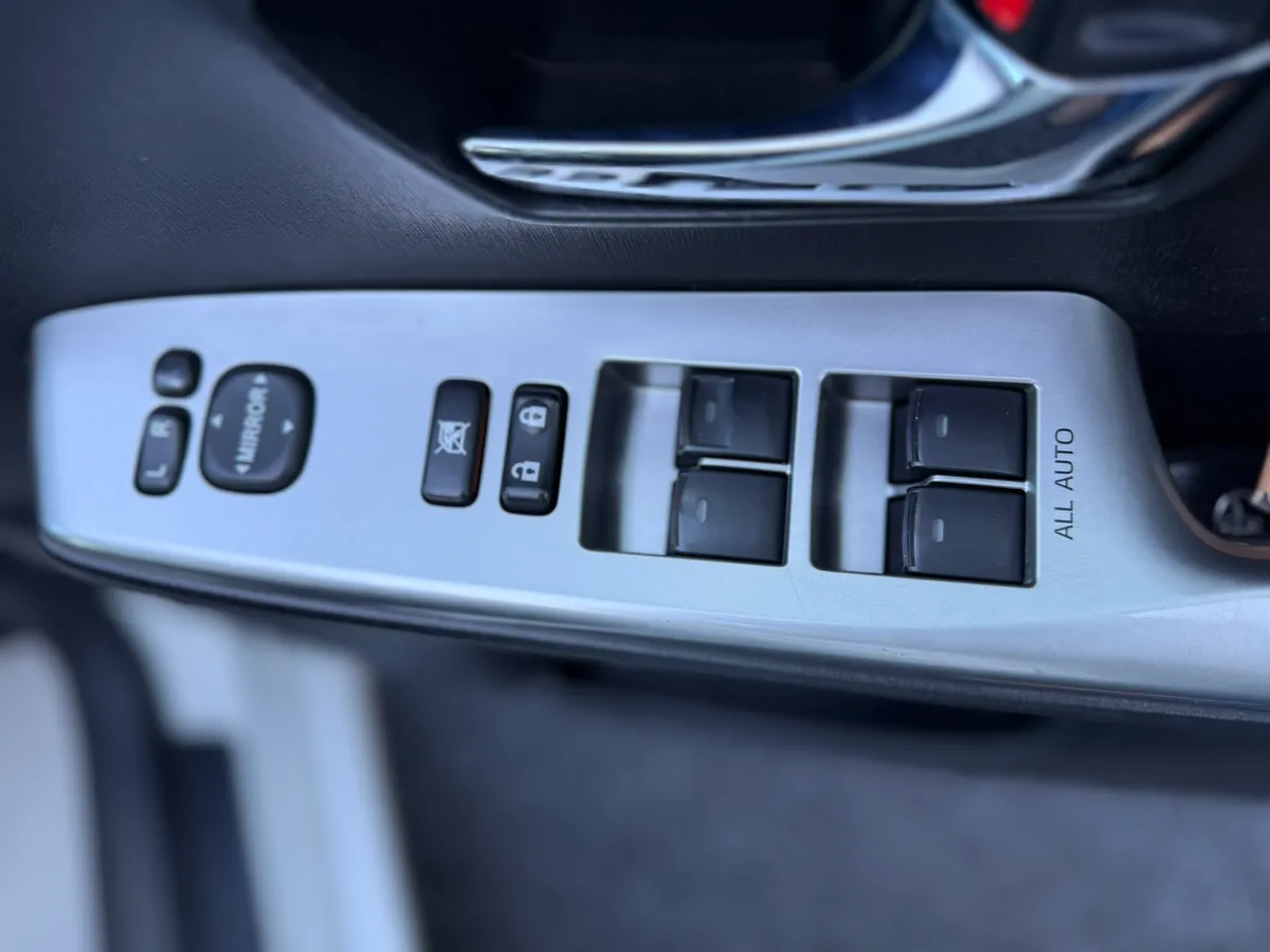 2016 Toyota Prius 7 Seater 1.8 Hybrid Automatic - Image 3