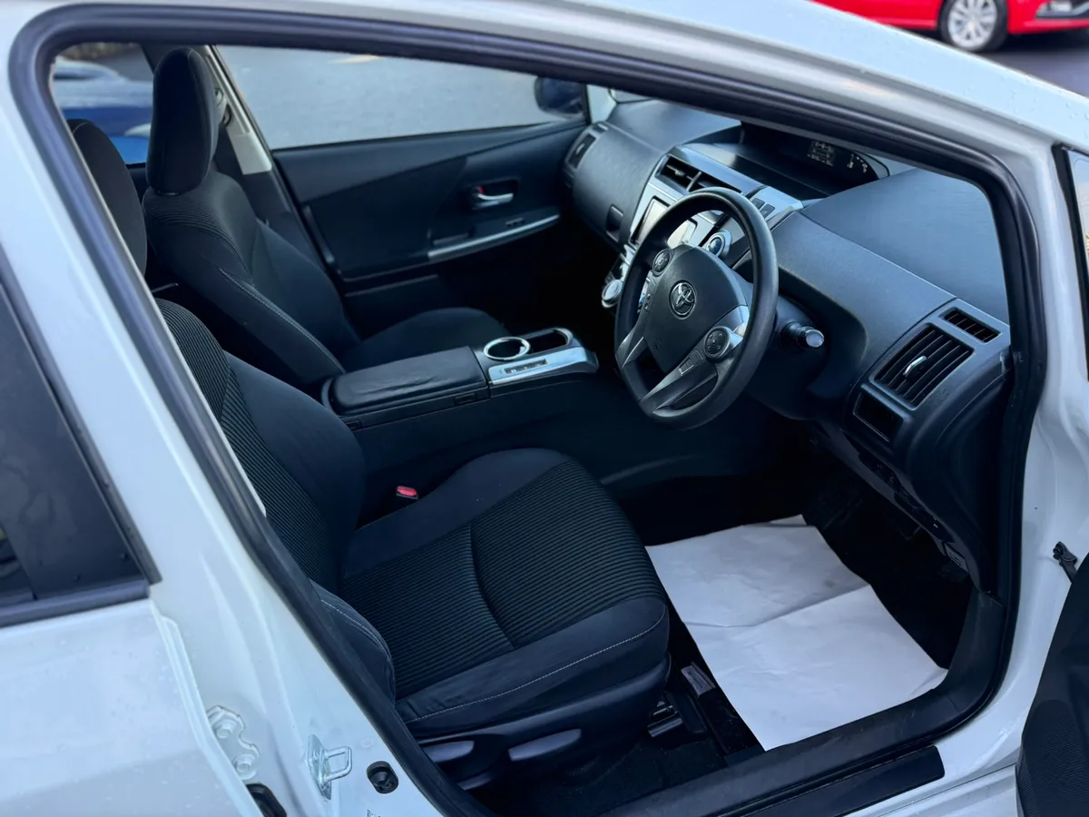 2016 Toyota Prius 7 Seater 1.8 Hybrid Automatic - Image 4