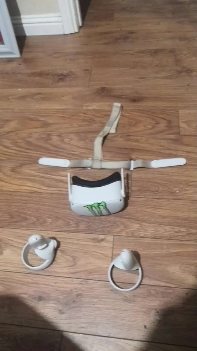 Oculus Quest 2 VR- with 2 controllers - Image 1
