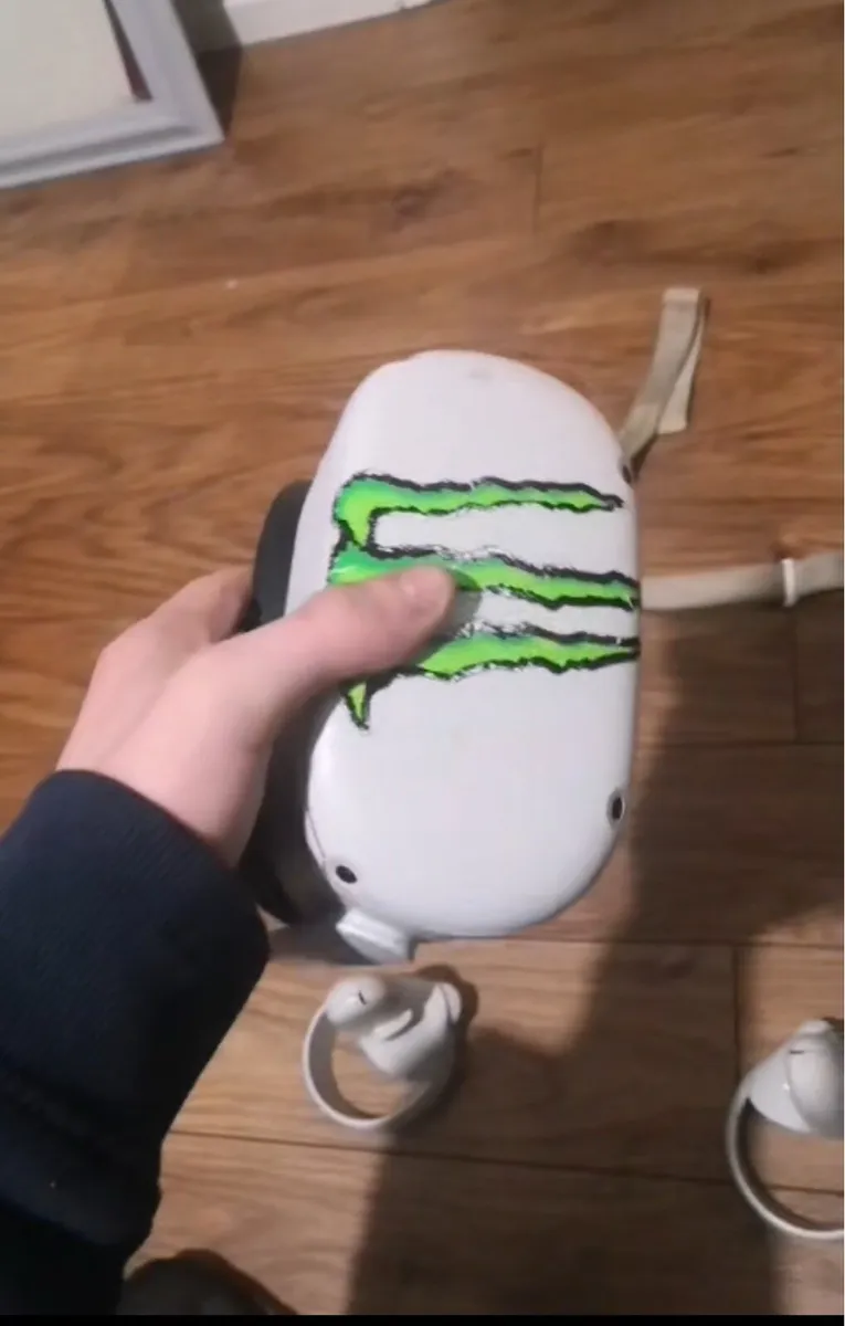 Oculus Quest 2 VR- with 2 controllers - Image 2