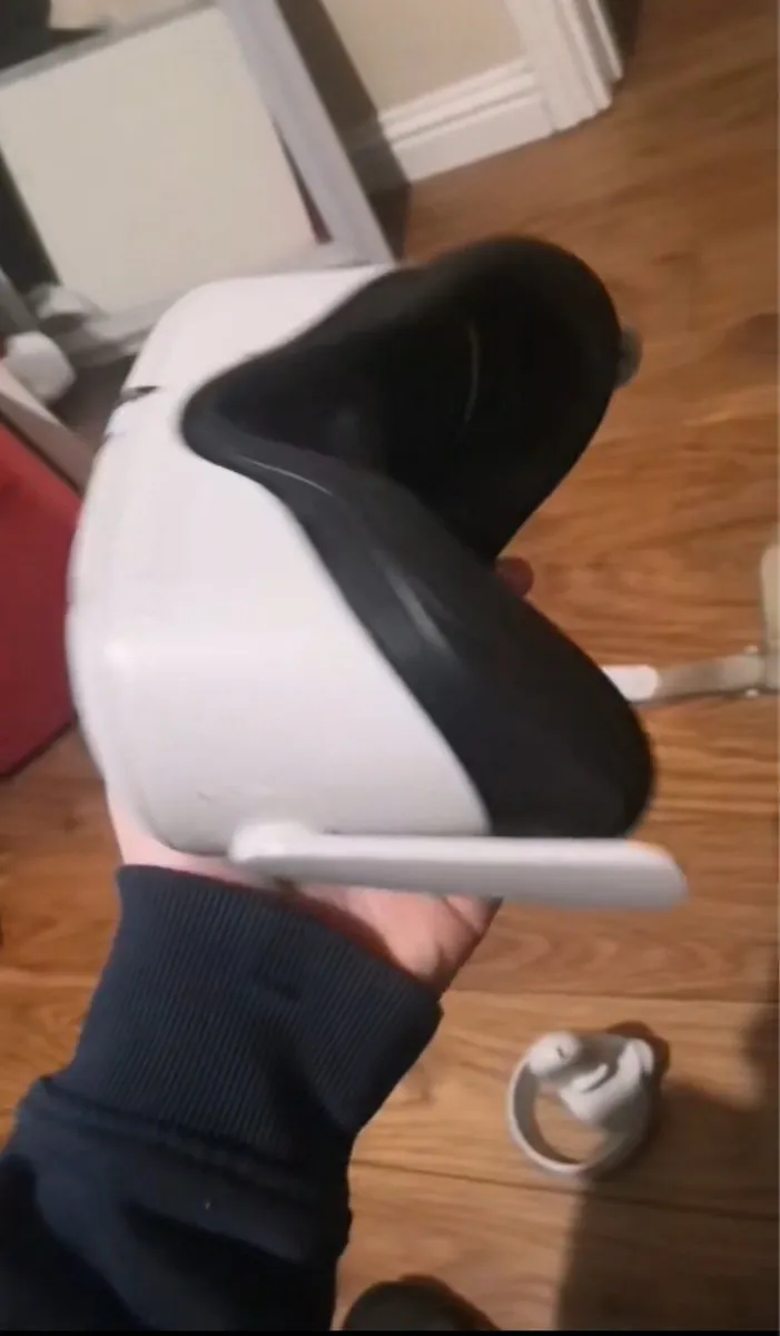Oculus Quest 2 VR- with 2 controllers - Image 3