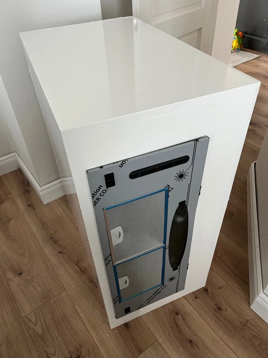 High gloss bespoke kitchen hob extractor