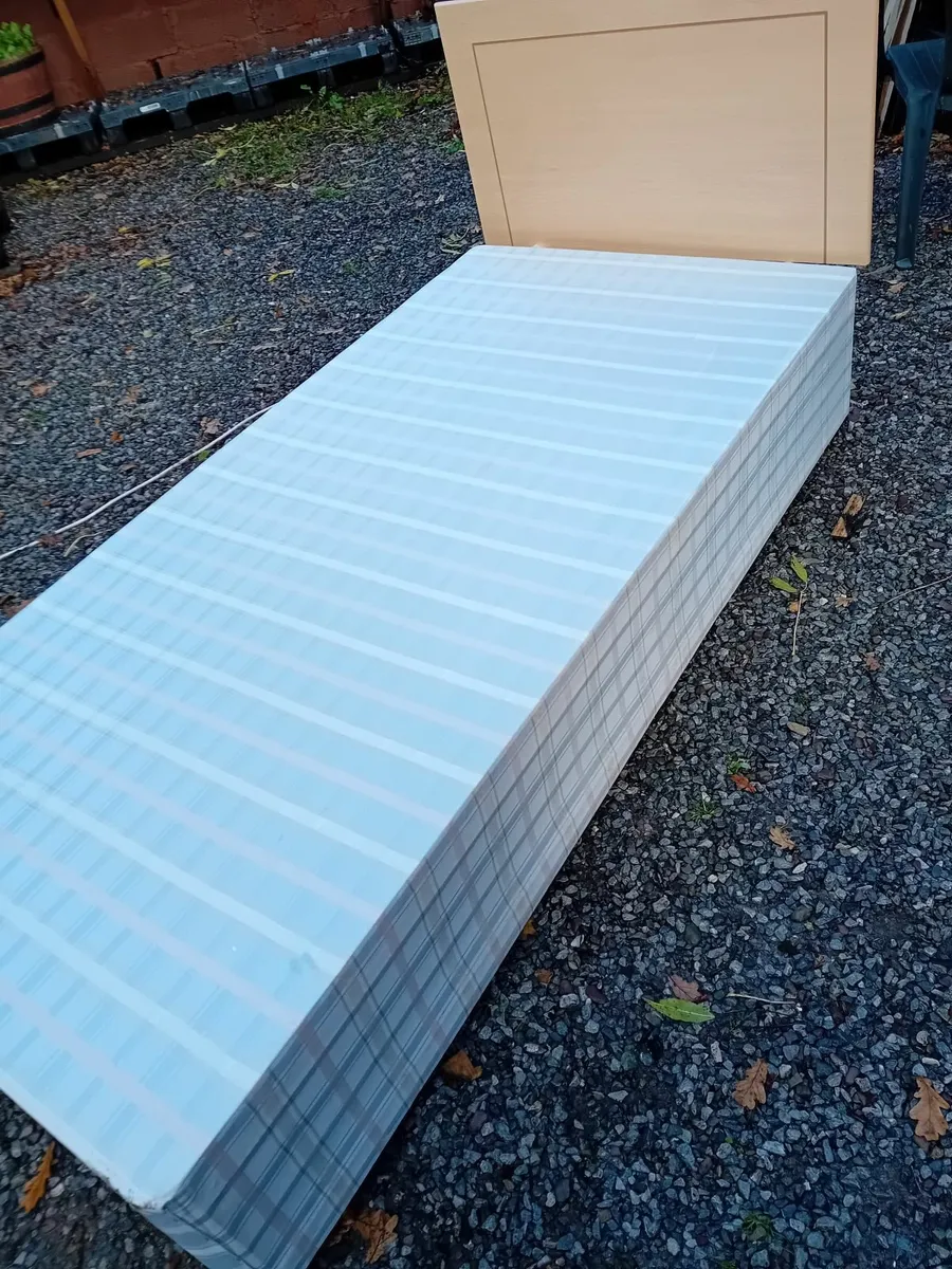 Single bed plus matress plus headboard - Image 1