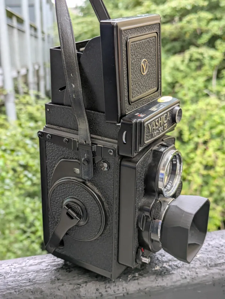 Yashica-Mat 124G 6x6 medium format filmTLR camera - Image 2