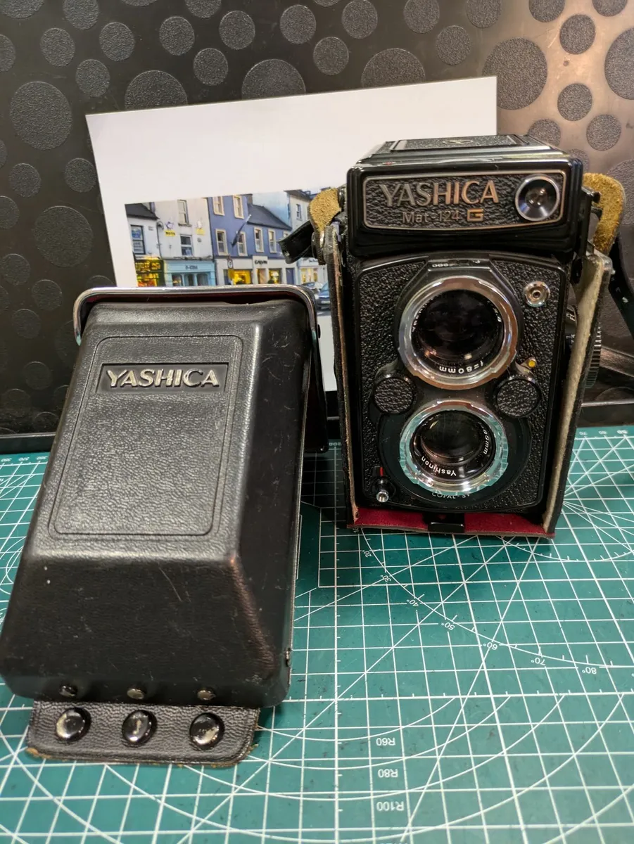 Yashica-Mat 124G 6x6 medium format filmTLR camera - Image 3