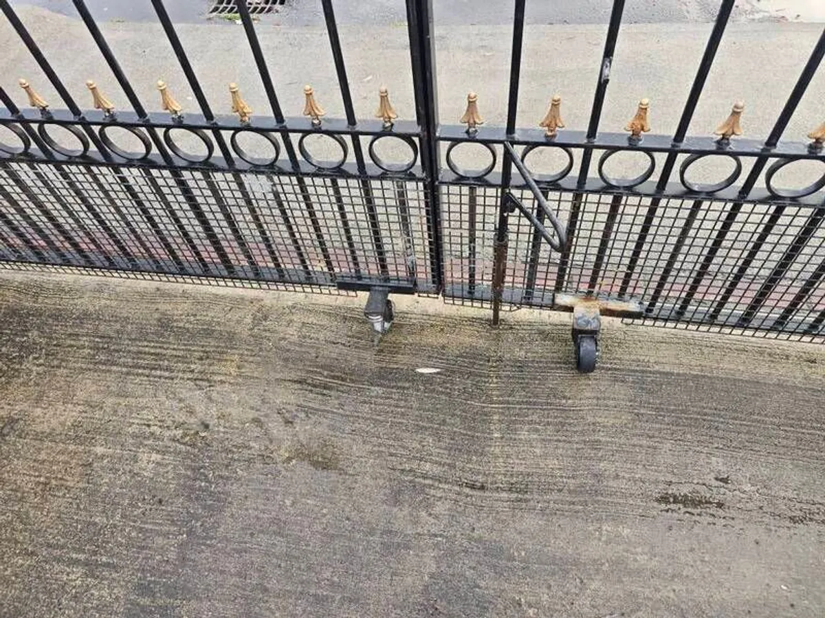 driveway gates nice solid gates with nice detail - Image 2