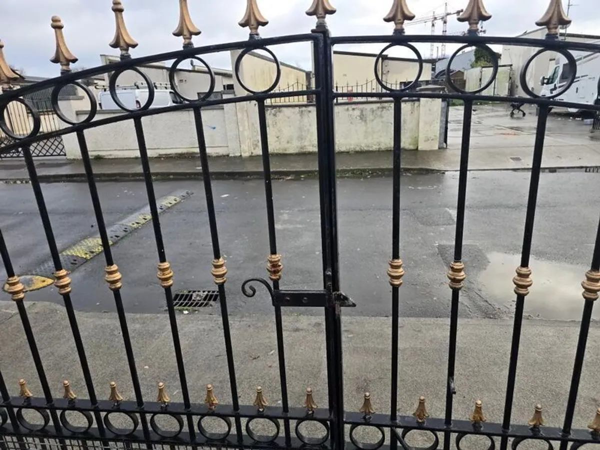 driveway gates nice solid gates with nice detail - Image 3