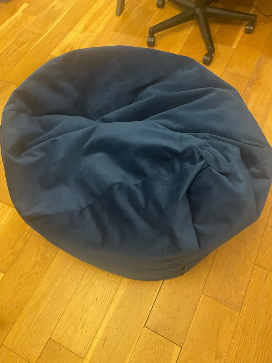 Velvet blue bean bag - Image 2