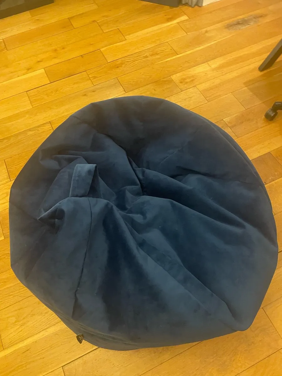 Velvet blue bean bag - Image 4