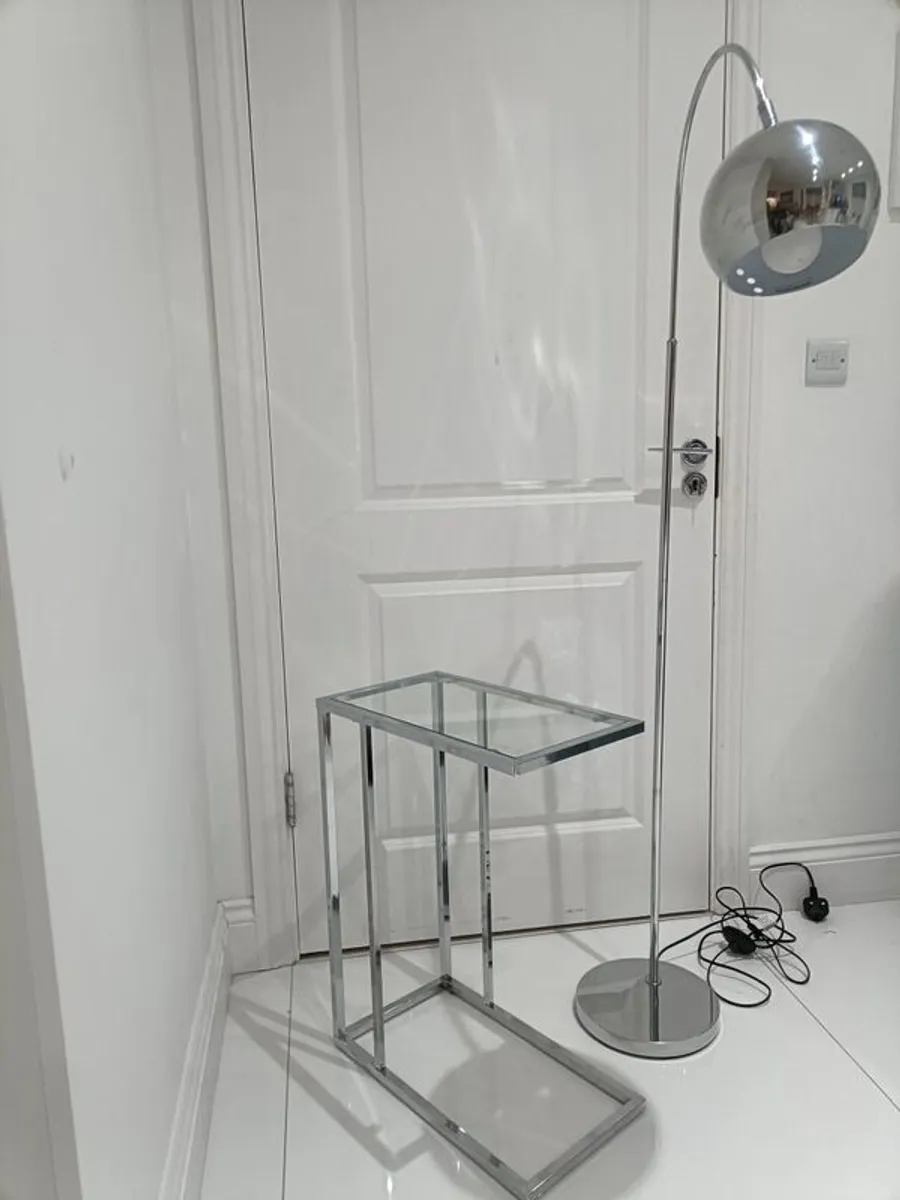 Chrome arc floor lamp with matching sofa table - Image 3
