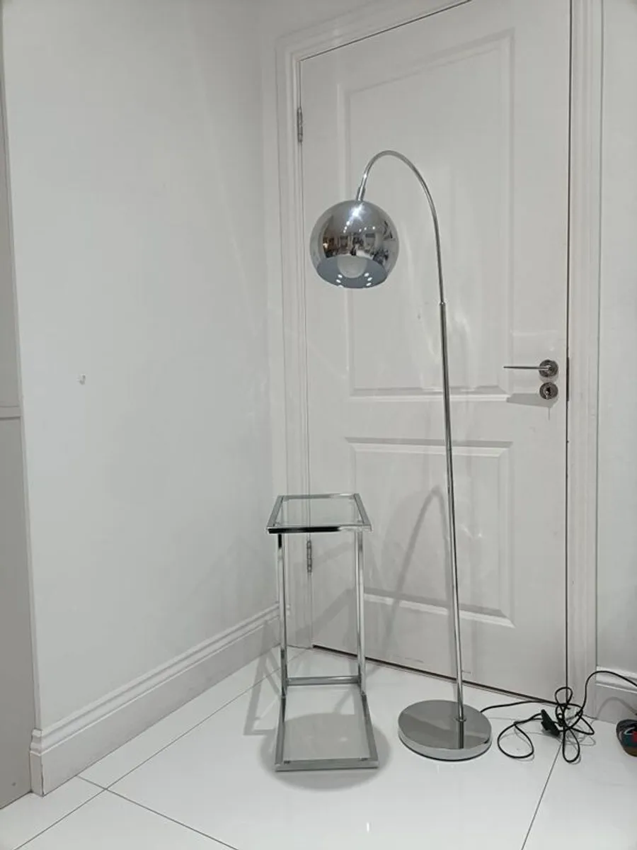 Chrome arc floor lamp with matching sofa table - Image 4