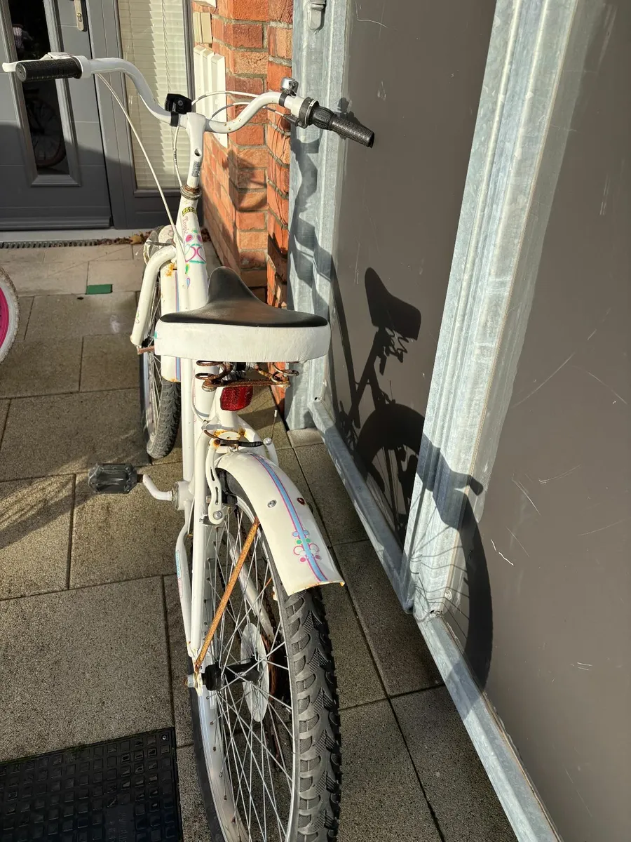 Girls bike 22 inch- 9 to 12 years old - Image 2