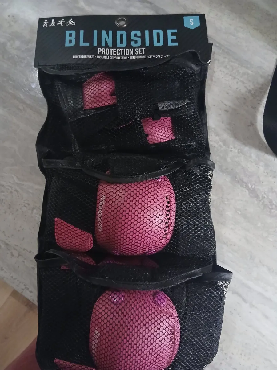 Protector set for roller skating