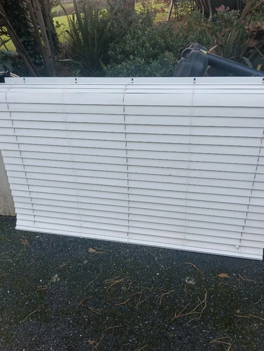 5ft white timber blind, like new 15 Euro need gone - Image 1