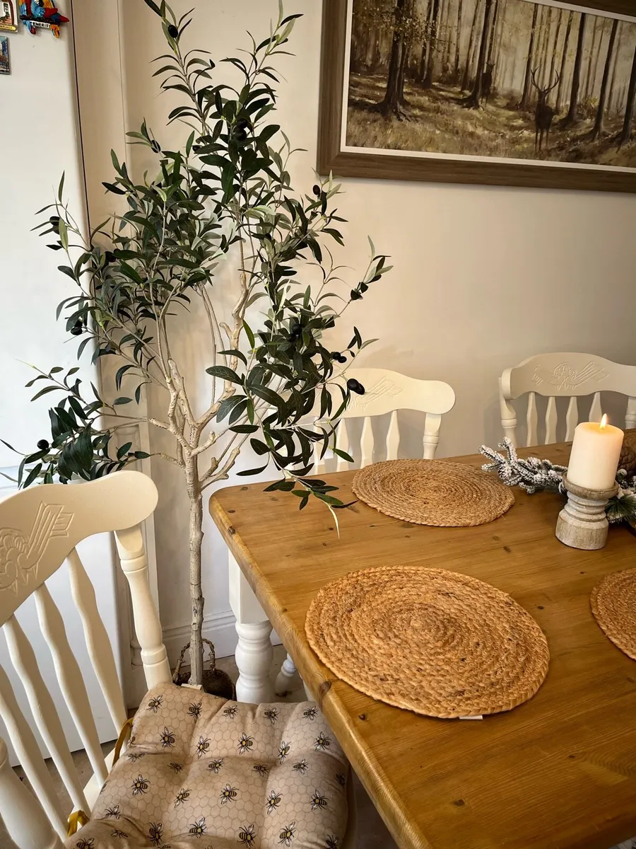 Table and chairs - Image 2