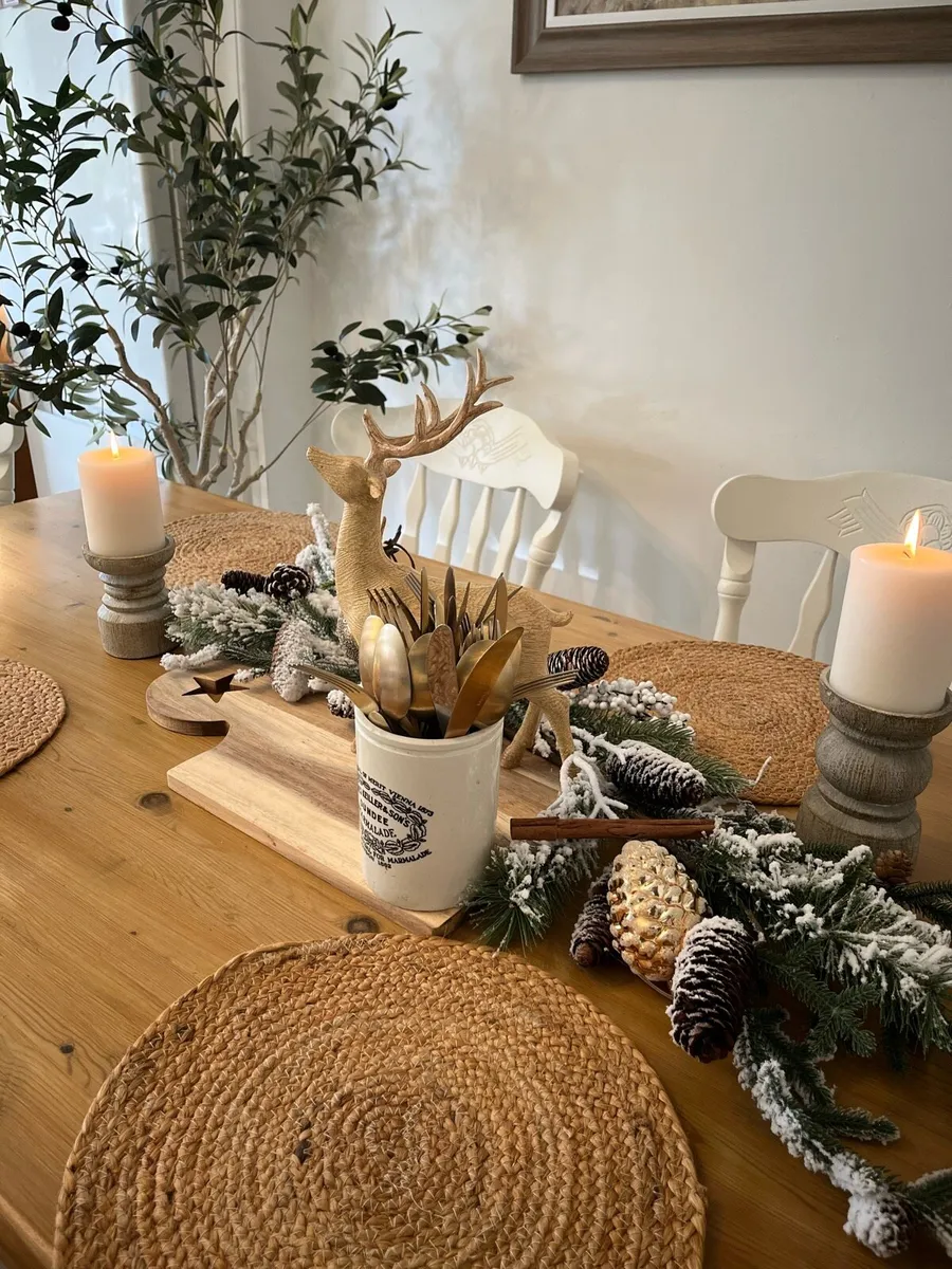 Table and chairs - Image 4