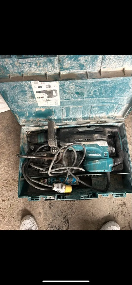 Makita hammer drill hr5212cdr - Image 1