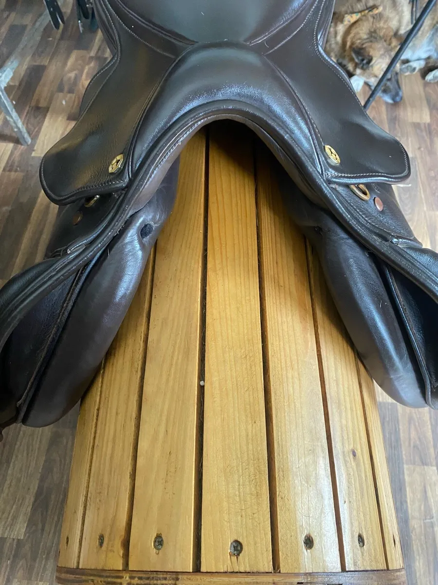Exselle brown leather jumping  saddle - Image 4