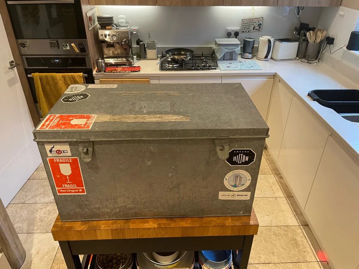 Metal trunk - Image 2