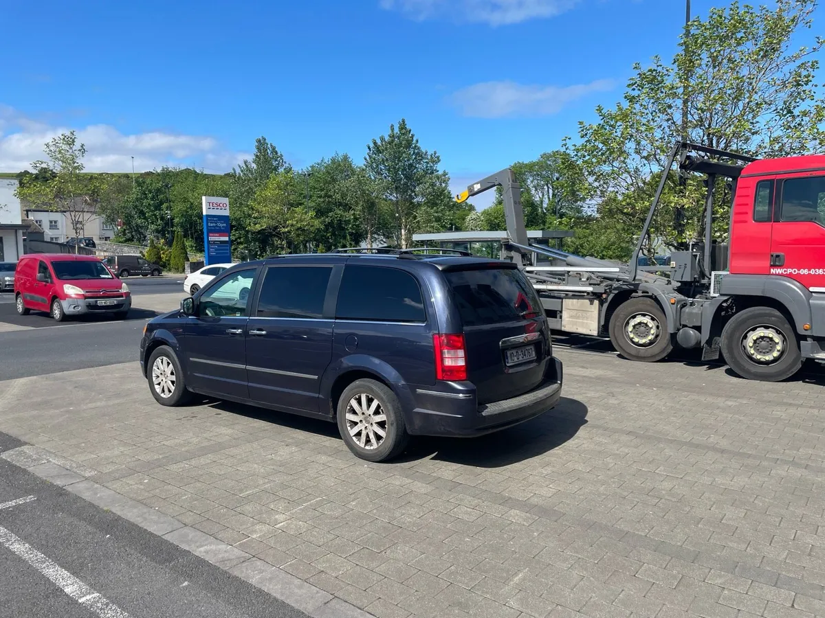 Chrysler Grand Voyager Limo Spec Taxed and Tested - Image 2