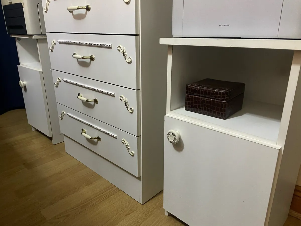 5 Drawers chest cabinet and 2 bedside tables - Image 2