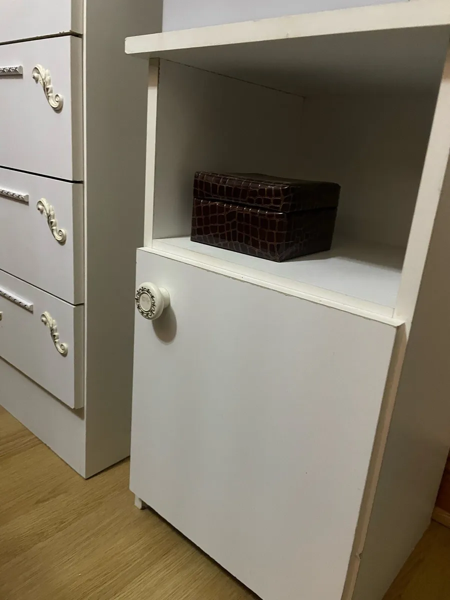 5 Drawers chest cabinet and 2 bedside tables - Image 3