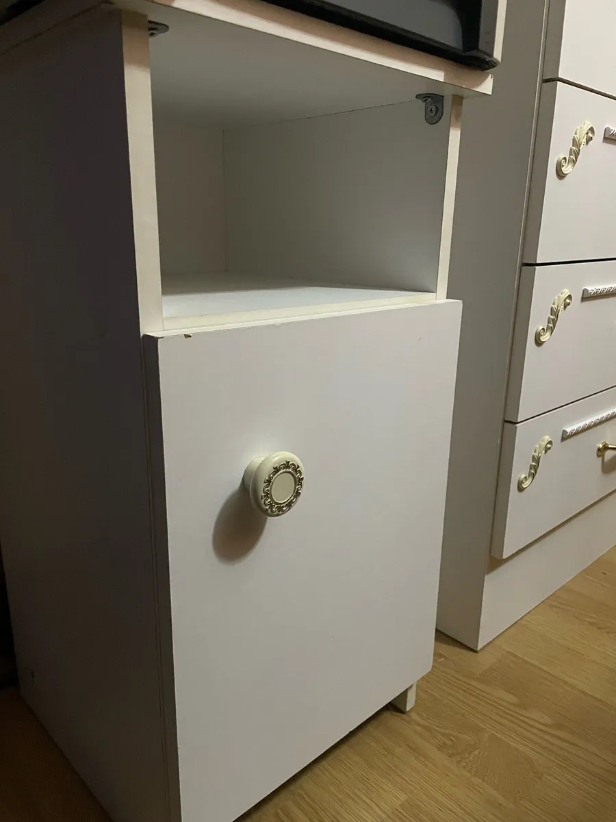 5 Drawers chest cabinet and 2 bedside tables - Image 4